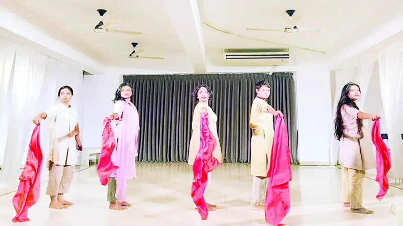 তাজ স্কোয়ারে নারীর প্রতিবাদের প্রতিচ্ছবি ‘তবু জেগে উঠি’ তাজ স্কোয়ারে নারীর প্রতিবাদের প্রতিচ্ছবি ‘তবু জেগে উঠি’