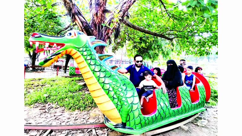 দেশের পর্যটন কেন্দ্রগুলোতে উপচেপড়া ভিড় দেশের পর্যটন কেন্দ্রগুলোতে উপচেপড়া ভিড়