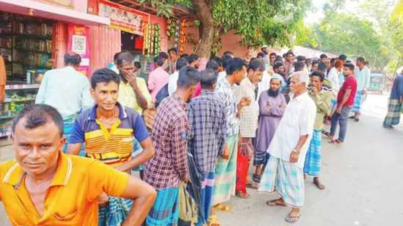জীবিকার সন্ধানে ভোরেই শুরু হয় সারাদিনের লড়াই জীবিকার সন্ধানে ভোরেই শুরু হয় সারাদিনের লড়াই