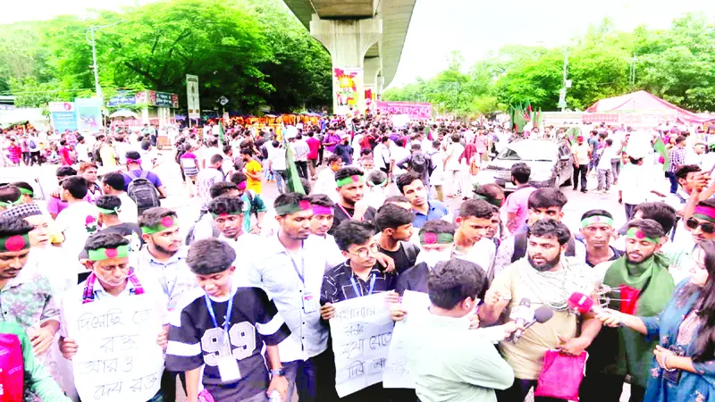 জুলাই সনদ বাস্তবায়নের দাবিতে শাহবাগ অবরোধ, যানজট