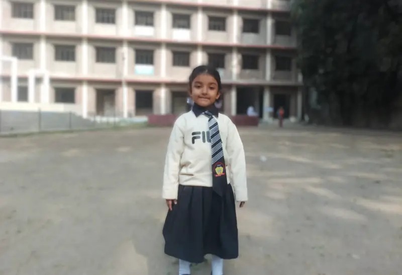 স্কুলগামী ছোট্ট মেয়ের জন্য প্রবাসী বাবার না বলা কান্না স্কুলগামী ছোট্ট মেয়ের জন্য প্রবাসী বাবার না বলা কান্না