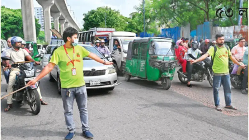 রাজধানীতে যান চলাচলে বিশৃঙ্খলা ঠেকানোর চেষ্টা শিক্ষার্থীদের রাজধানীতে যান চলাচলে বিশৃঙ্খলা ঠেকানোর চেষ্টা শিক্ষার্থীদের