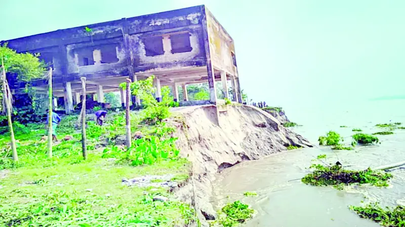 বন্যা পরিস্থিতির উন্নতিতে ফুটে উঠছে ক্ষতচিহ্ন বন্যা পরিস্থিতির উন্নতিতে ফুটে উঠছে ক্ষতচিহ্ন