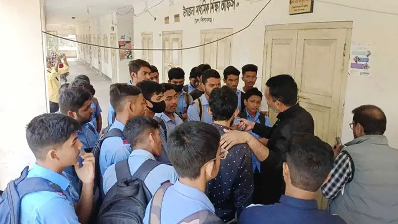 ক্লাস না করেই কেউ নিচ্ছেন বেতন কেউ যেতেই পারছেন না ক্লাসে ক্লাস না করেই কেউ নিচ্ছেন বেতন কেউ যেতেই পারছেন না ক্লাসে