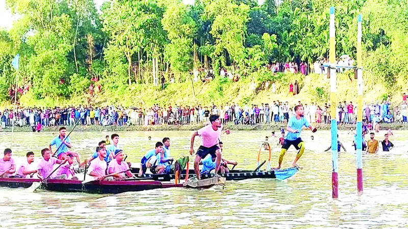 কক্সবাজারে ঐতিহ্যবাহী নৌকা বাইচ অনুষ্ঠিত কক্সবাজারে ঐতিহ্যবাহী নৌকা বাইচ অনুষ্ঠিত