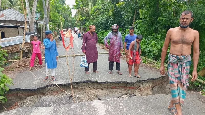 অতিবৃষ্টিতে লোহাগড়া-নহাটা আঞ্চলিক সড়কে ধ্বস: দ্রুত সংস্কারে যান চলাচল স্বাভাবিক অতিবৃষ্টিতে লোহাগড়া-নহাটা আঞ্চলিক সড়কে ধ্বস: দ্রুত সংস্কারে যান চলাচল স্বাভাবিক