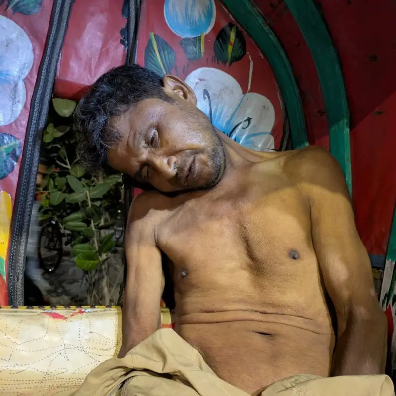ঘুম নয়, টিএসসিতে রিকশায় বসেই শেষ নিঃশ্বাস রিকশাচালকের