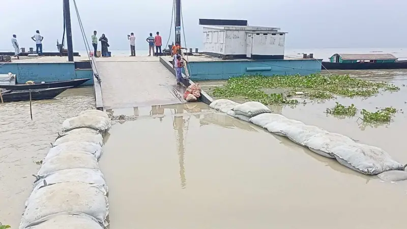 ঈদে বন্ধ রৌমারী-চিলমারী ফেরি, বাড়তি ভাড়ায় ভোগান্তিতে ঘরমুখো মানুষ ঈদে বন্ধ রৌমারী-চিলমারী ফেরি, বাড়তি ভাড়ায় ভোগান্তিতে ঘরমুখো মানুষ
