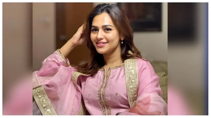 শাহজালাল বিমানবন্দর থেকে অভিনেত্রী  নুসরাত ফারিয়া আটক