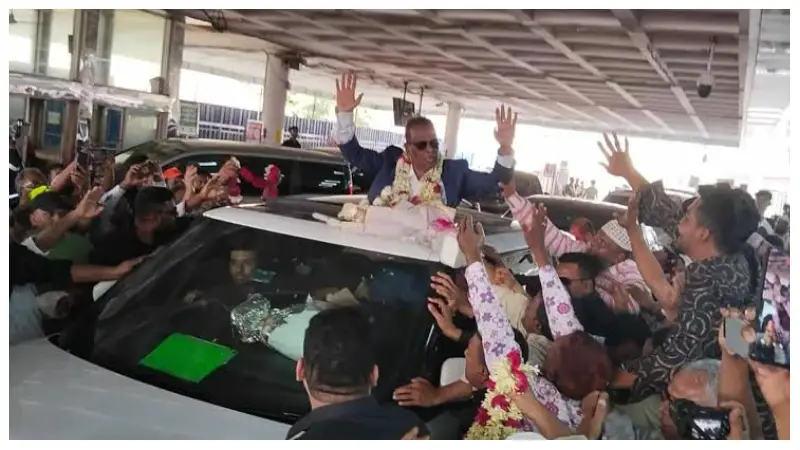 হাসিনার দুঃশাসন, ১৪ বছর পর দেশে ফিরে আবেগাপ্লুত হয়ে পড়েন হানিফ বাসের মালিক হানিফ হাসিনার দুঃশাসন, ১৪ বছর পর দেশে ফিরে আবেগাপ্লুত হয়ে পড়েন হানিফ বাসের মালিক হানিফ