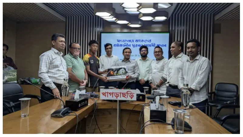 পত্রিকা বাহক ও ফটো সাংবাদিকদের মাঝে বর্ষাকালীন সুরক্ষা সরঞ্জাম বিতরণ পত্রিকা বাহক ও ফটো সাংবাদিকদের মাঝে বর্ষাকালীন সুরক্ষা সরঞ্জাম বিতরণ