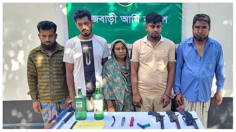 যৌথ বাহিনীর অভিযানে বিপুল পরিমাণ অস্ত্র-গোলাবারুদসহ ৫ ডাকাত সদস্য গ্রেফতার যৌথ বাহিনীর অভিযানে বিপুল পরিমাণ অস্ত্র-গোলাবারুদসহ ৫ ডাকাত সদস্য গ্রেফতার