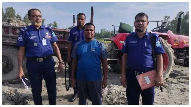 গাইবান্ধায় অবৈধ বালু উত্তোলনের দায়ে যৌথবাহিনীর হাতে আটক আমিনুল গাইবান্ধায় অবৈধ বালু উত্তোলনের দায়ে যৌথবাহিনীর হাতে আটক আমিনুল