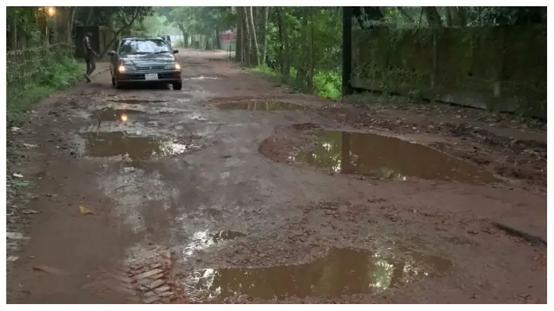 দীর্ঘদিন সংস্কার হয়নি, বিয়ানীবাজার-শেওলা-জকিগঞ্জ সড়কটি এখন মরণ ফাঁদ দীর্ঘদিন সংস্কার হয়নি, বিয়ানীবাজার-শেওলা-জকিগঞ্জ সড়কটি এখন মরণ ফাঁদ