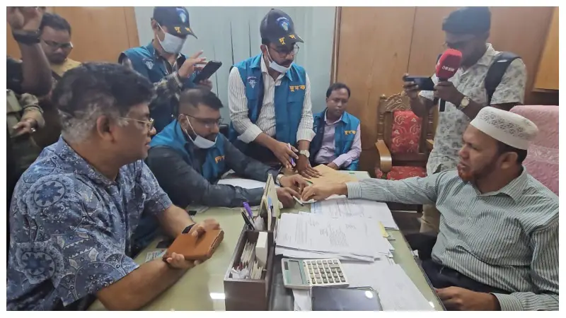 শরীয়তপুর সদর হাসপাতালে দুর্নীতি দমন কমিশনের (দুদক) অভিযান শরীয়তপুর সদর হাসপাতালে দুর্নীতি দমন কমিশনের (দুদক) অভিযান