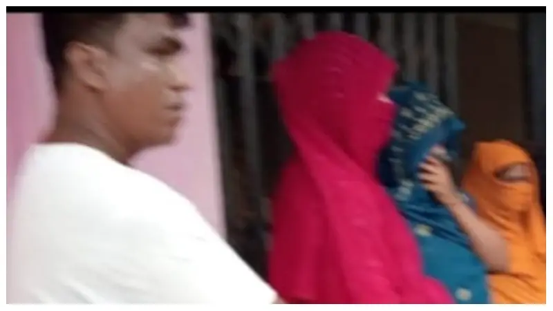 তিন যৌনকর্মী সহ শ্রমিক লীগ নেতা আটক তিন যৌনকর্মী সহ শ্রমিক লীগ নেতা আটক