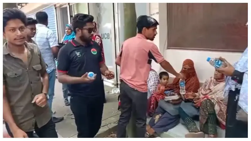 এসএসসি পরীক্ষার্থীদের মাঝে ছাত্রদলের পানি ও স্যালাইন বিতরণ এসএসসি পরীক্ষার্থীদের মাঝে ছাত্রদলের পানি ও স্যালাইন বিতরণ