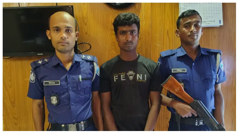 র্যাবকে পিটিয়ে পালানো আসামি হাতিয়ায় আটক র্যাবকে পিটিয়ে পালানো আসামি হাতিয়ায় আটক