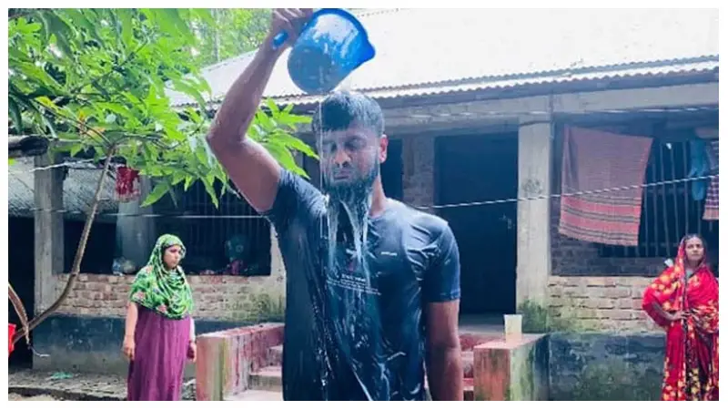 দুধ দিয়ে গোসল করে রাজনীতি ছাড়ার ঘোষণা নিষিদ্ধ ছাত্রলীগ নেতার দুধ দিয়ে গোসল করে রাজনীতি ছাড়ার ঘোষণা নিষিদ্ধ ছাত্রলীগ নেতার
