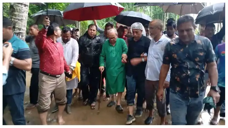 বৃষ্টিতে ভিজে তারেক রহমানের উপহার নিয়ে ঋতুপর্ণার অসুস্থ মাকে দেখতে গেলেন রিজভী বৃষ্টিতে ভিজে তারেক রহমানের উপহার নিয়ে ঋতুপর্ণার অসুস্থ মাকে দেখতে গেলেন রিজভী