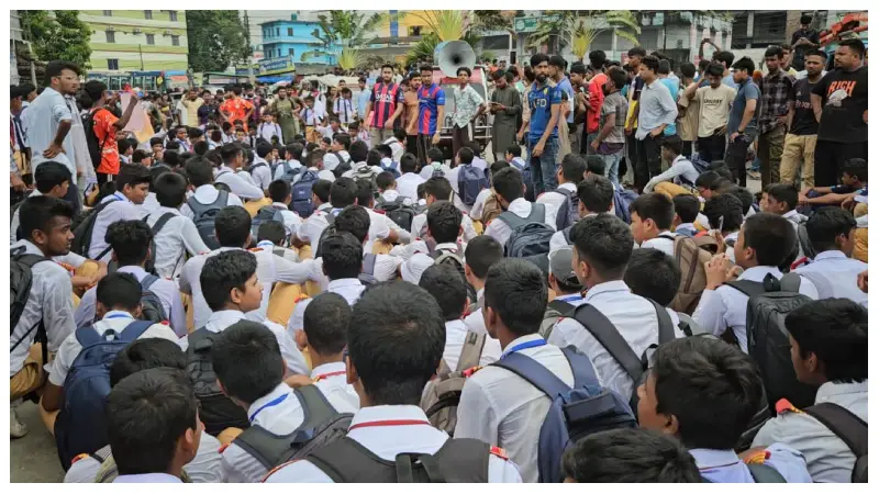 জয় হত্যায় ক্ষোভ, চৌরঙ্গী মোড় অবরোধে শিক্ষার্থীরা জয় হত্যায় ক্ষোভ, চৌরঙ্গী মোড় অবরোধে শিক্ষার্থীরা