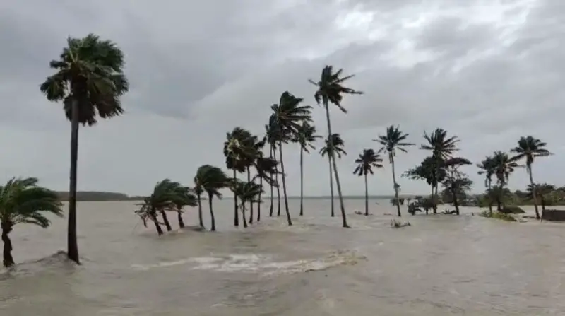 দ্বীপে বন্দি দুই লাখ মানুষ: বৈরী আবহাওয়ায় টানা দুই দিন বিচ্ছিন্ন রাঙ্গাবালী দ্বীপে বন্দি দুই লাখ মানুষ: বৈরী আবহাওয়ায় টানা দুই দিন বিচ্ছিন্ন রাঙ্গাবালী