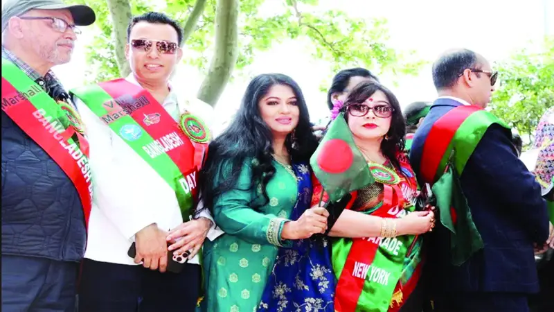 দেশের পতাকা হাতে নিউইয়র্কের রাস্তায় মৌসুমী দেশের পতাকা হাতে নিউইয়র্কের রাস্তায় মৌসুমী