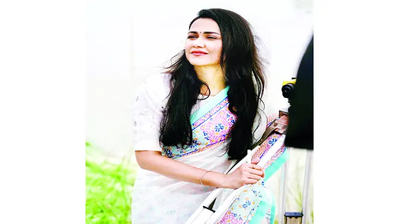 শূটিংয়ে ব্যস্ত আইরিন শূটিংয়ে ব্যস্ত আইরিন