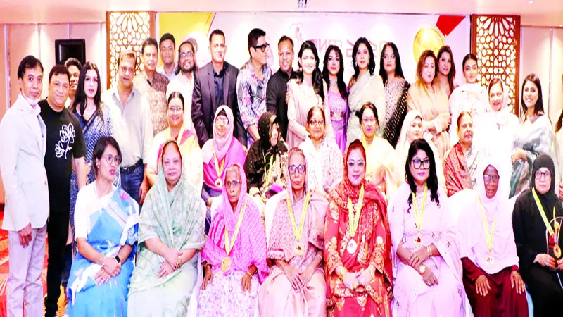 বর্ণাঢ্য আয়োজনে ‘মা পদক’ প্রদান বর্ণাঢ্য আয়োজনে ‘মা পদক’ প্রদান