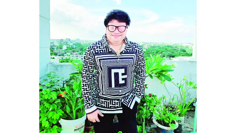 স্টেজ শোতে অনবদ্য রবি চৌধুরী স্টেজ শোতে অনবদ্য রবি চৌধুরী