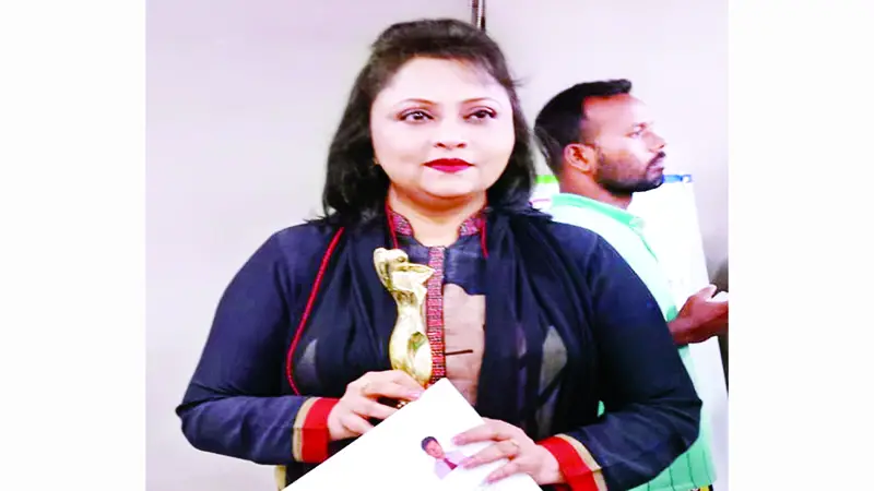 অ্যাওয়ার্ড পেলেন রুমা