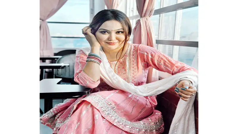 শুভেচ্ছায় ভাসছেন অভিনেত্রী চমক শুভেচ্ছায় ভাসছেন অভিনেত্রী চমক
