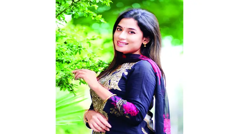 প্রেমিকাতে নাম ভূমিকায় মাহা প্রেমিকাতে নাম ভূমিকায় মাহা