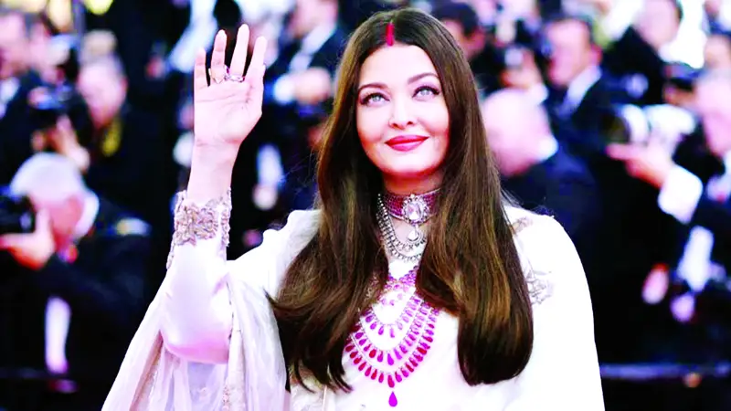 কানে আলো ছড়ালেন ঐশ্বরিয়া কানে আলো ছড়ালেন ঐশ্বরিয়া