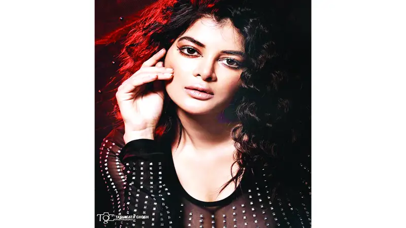 উষ্ণতা ছড়ালেন অভিনেত্রী মধুমিতা উষ্ণতা ছড়ালেন অভিনেত্রী মধুমিতা