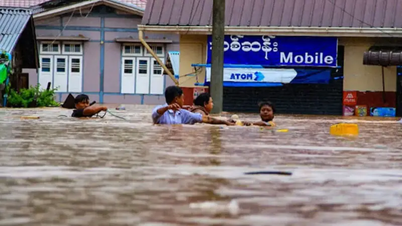 এক হেলিকপ্টার থেকে ত্রাণ, অন্য হেলিকপ্টার থেকে গুলি! এক হেলিকপ্টার থেকে ত্রাণ, অন্য হেলিকপ্টার থেকে গুলি!
