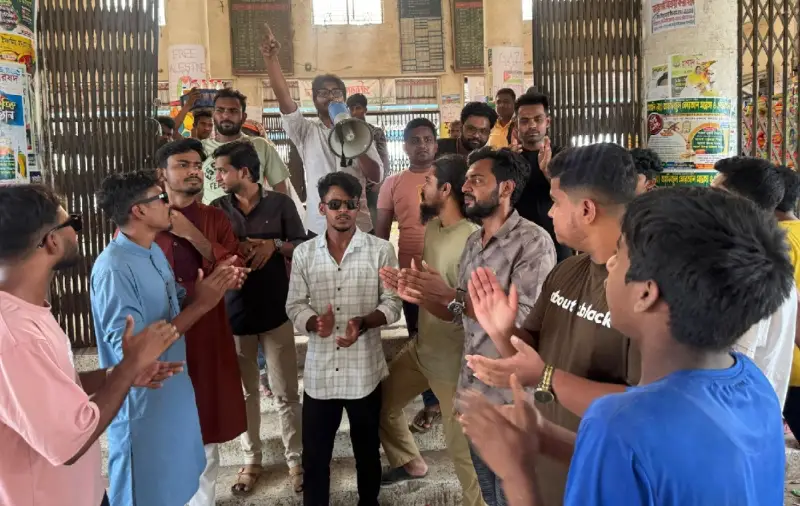 হাসনাত আব্দুল্লাহর ওপর হামলার প্রতিবাদে আখাউড়ায় বিক্ষোভ হাসনাত আব্দুল্লাহর ওপর হামলার প্রতিবাদে আখাউড়ায় বিক্ষোভ