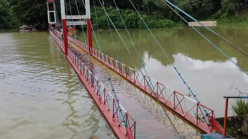 কাপ্তাই হ্রদের ঝুলন্ত ব্রিজ পানিতে ডুবে গেছে কাপ্তাই হ্রদের ঝুলন্ত ব্রিজ পানিতে ডুবে গেছে