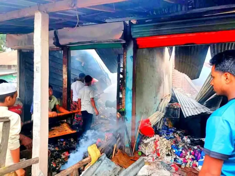 শ্রীবরদীতে ভয়াবহ অগ্নিকাণ্ডে তিনটি দোকান ভস্মীভূত, পুড়লো ২ কোটি টাকার মালামাল শ্রীবরদীতে ভয়াবহ অগ্নিকাণ্ডে তিনটি দোকান ভস্মীভূত, পুড়লো ২ কোটি টাকার মালামাল