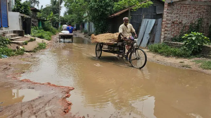 খানাখন্দে ভরা সড়ক, সীমাহীন দুর্ভোগে দুর্গাপুরের মানুষ খানাখন্দে ভরা সড়ক, সীমাহীন দুর্ভোগে দুর্গাপুরের মানুষ