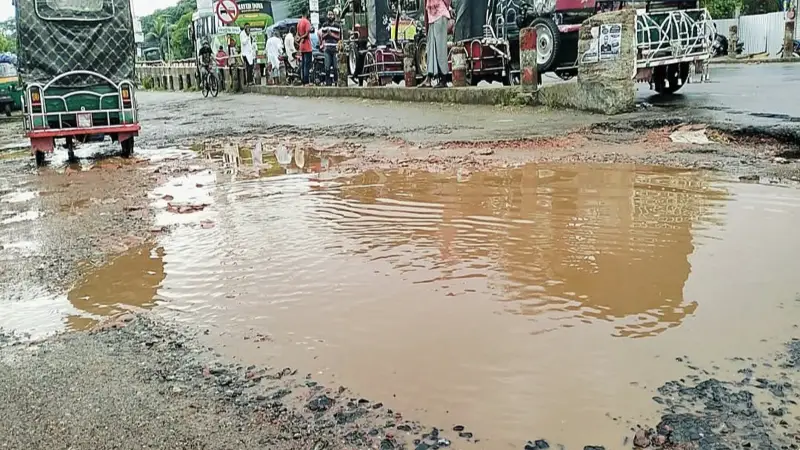 কলাপাড়ায় ২০০ মিটার সড়কের কারণে জনদুর্ভোগ চরমে কলাপাড়ায় ২০০ মিটার সড়কের কারণে জনদুর্ভোগ চরমে