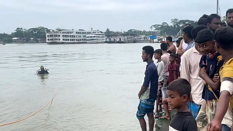 মেঘনায় গোসল করতে নেমে অটোরিকশা চালক নিখোঁজ মেঘনায় গোসল করতে নেমে অটোরিকশা চালক নিখোঁজ