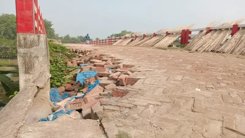 চাটমোহরে ব্রিজ নির্মাণের এক বছরেই সংযোগ সড়কে ধস চাটমোহরে ব্রিজ নির্মাণের এক বছরেই সংযোগ সড়কে ধস
