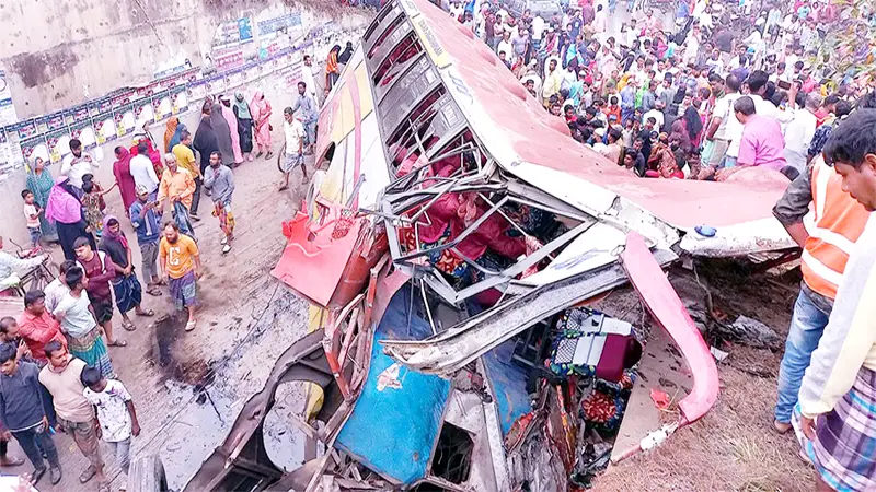 সড়ক দুর্ঘটনা কাম্য নয় সড়ক দুর্ঘটনা কাম্য নয়