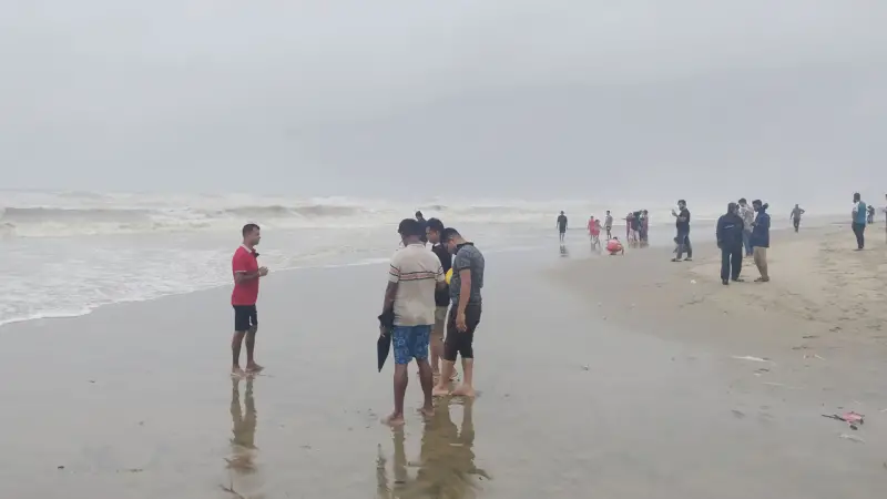 বৈরী আবহাওয়ায় উত্তাল কক্সবাজার সমুদ্র, পর্যটকদের আনন্দ উপভোগ বৈরী আবহাওয়ায় উত্তাল কক্সবাজার সমুদ্র, পর্যটকদের আনন্দ উপভোগ