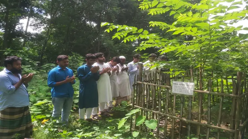 শহিদ সাব্বিরের কবর জিয়ারত করলো ইবি বৈষম্যবিরোধী ছাত্র আন্দোলন