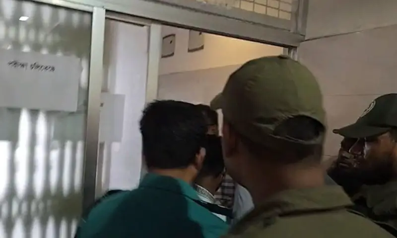ডা. প্রাণ গোপাল দত্তের মেয়েকে অবরুদ্ধ করল ছাত্র-জনতা ডা. প্রাণ গোপাল দত্তের মেয়েকে অবরুদ্ধ করল ছাত্র-জনতা