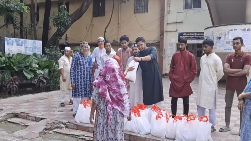 বাঙলা কলেজে শিক্ষার্থী ও কর্মচারীদের সাথে ঈদ আনন্দ ভাগাভাগি বাঙলা কলেজে শিক্ষার্থী ও কর্মচারীদের সাথে ঈদ আনন্দ ভাগাভাগি