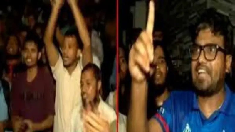 জুলাই যোদ্ধাদের আটকের অভিযোগে চট্টগ্রামে থানায় ছাত্র-জনতার বিক্ষোভ জুলাই যোদ্ধাদের আটকের অভিযোগে চট্টগ্রামে থানায় ছাত্র-জনতার বিক্ষোভ