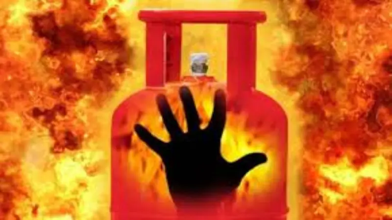 যাত্রাবাড়ীতে গ্যাস লিকেজে বিস্ফোরণ, শিশুসহ একই পরিবারের ৩ জন দগ্ধ যাত্রাবাড়ীতে গ্যাস লিকেজে বিস্ফোরণ, শিশুসহ একই পরিবারের ৩ জন দগ্ধ